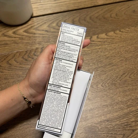 FENTY SKIN Tinted SPF Moisturizer HYDRA VIZOR Shade 6 - Picture 3 of 4